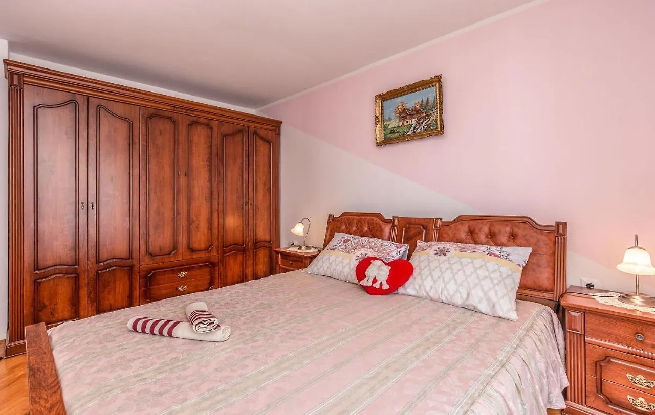 Ivana B4 N2 Porec Apartment